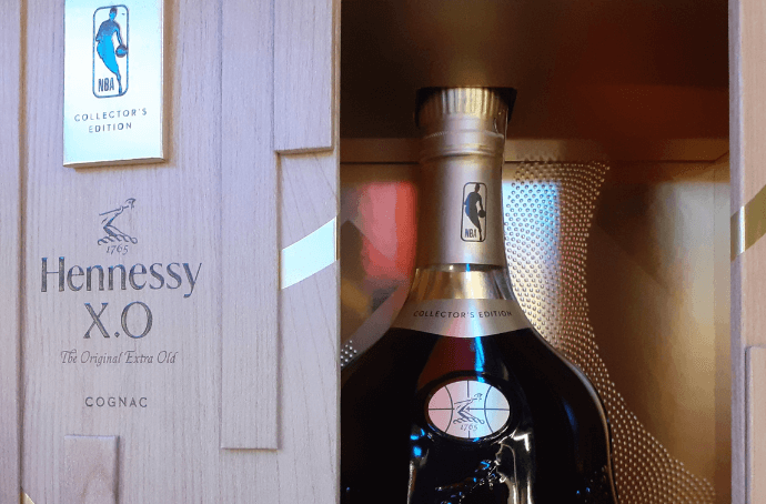 Hennessy XO NBA 2024 ze skrzynką